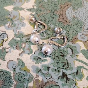 Uno de 50 pear drop earrings